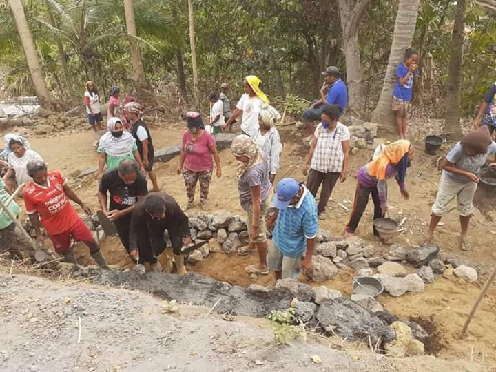 Pengerjaan Rabat Beton dan TPT di Dusun Pawadama 